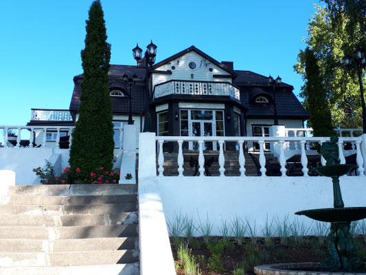 Aufgang zum kleinen Hotel auf dem Campingplatz 