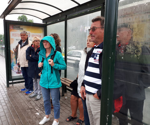 Warten auf die Tram, ungemütlich 