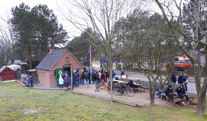 Anstehen für frisch gebackenes Brot, altes Gemeindebackhaus in St. Peter-Dorf 