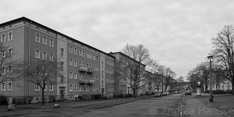 Straßenzug gegenüber dem Platz des Gedenkens