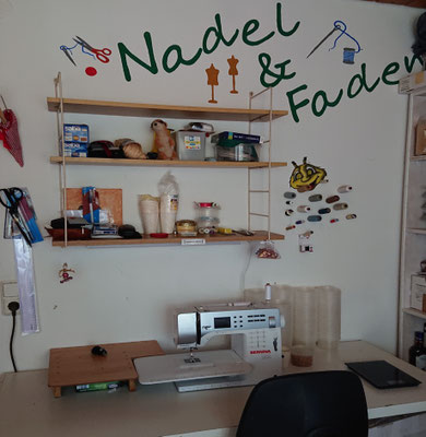 Nähzimmer mit Nähmaschine und Fadenecke