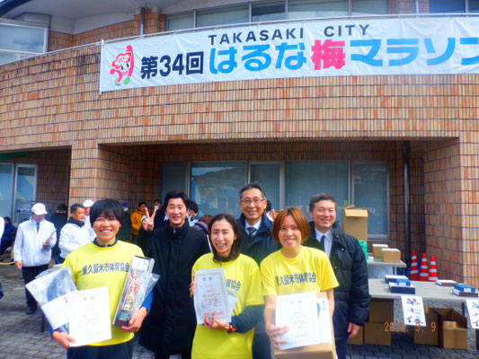 表彰_一般女子3人と市長と議長