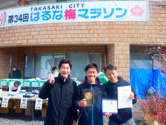 表彰_川端選手と市長と東久留米消防署長