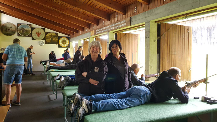 Unsere Gold(en) Girls helfen beim Scheiben wechseln)