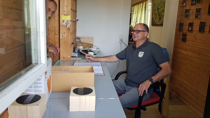 Sogar unser Ehrenmitglied Manfred lässt sich von der Mithilfe nicht abhalten.