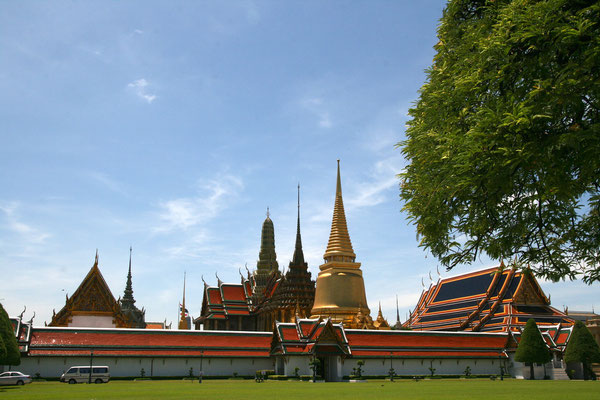 \Wat Phra Kaew seen from the Royal field *Sanam Luang*