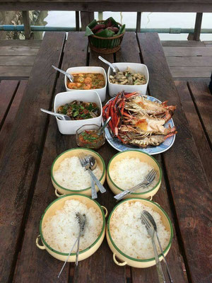 Lunchtime with local Thai food