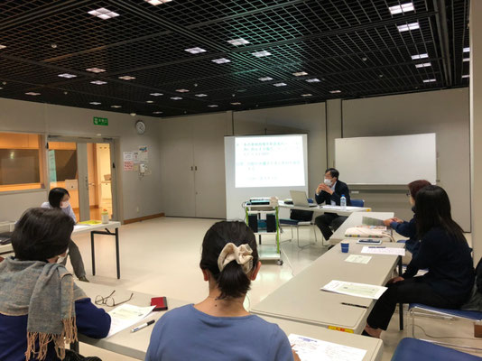 講師のおはなしに真剣に耳を傾けています。変わりつつある新しい情報に驚いたり納得したり。に