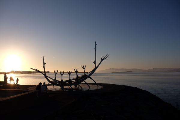 Statue Wikingerboot "Sun Voyager" am Hafen