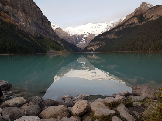 Lake Louise in den frühen Morgenstunden