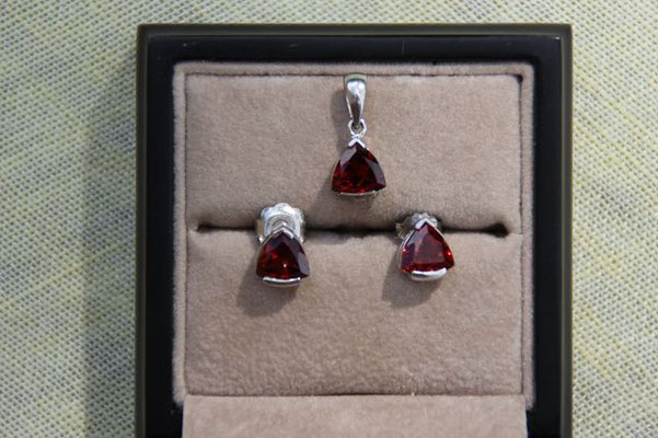 3 x Mosambik Granat, Mosambik, 7x5 mm, 3x1,18 ct