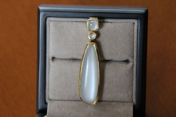 Kangeyam Mondstein, Indien, 32x9=23,4 ct, 5 mm=1,17 ct, 3 mm=0,27 ct 