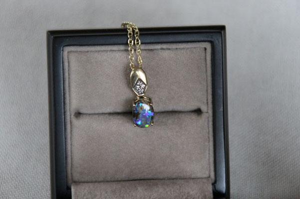 Boulder Opal, Australien, 9x7 mm, 1,07 ct