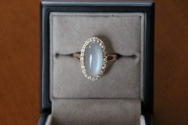 Weißer Mondstein, Indien, 8,1 ct, Zirkone 1,08 ct