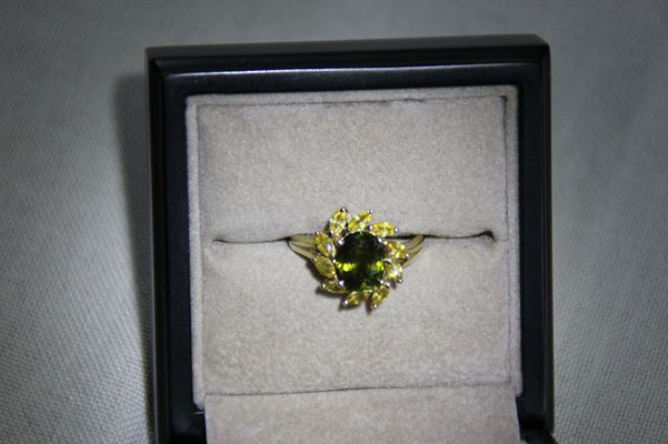 gelber Saphir, Madagaskar, 4x2 mm, 0,9 ct