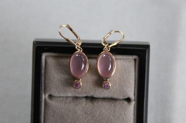 Rosa Chalzedon und pinkfarbene Saphire