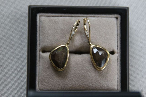 Brauner Saphir, Madagaskar, 9,936 ct, Fancy Rosenschliff