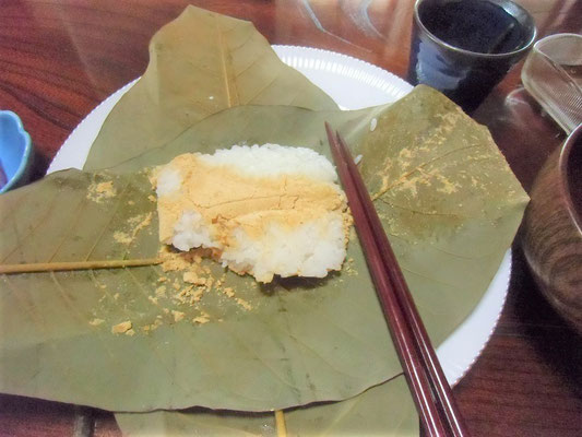 朴葉で初めて朴葉飯を作りました。何しろスピードが勝負のお料理でした。