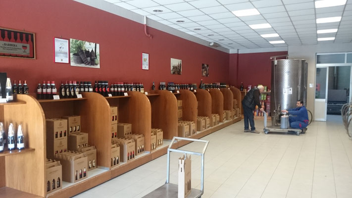 Bellissimo l'interno della cantina sociale.