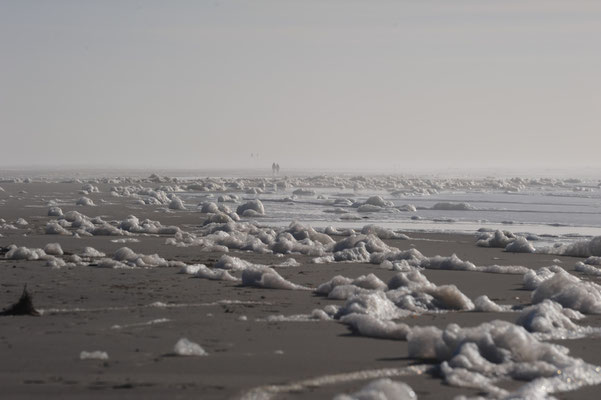 Ein leerer Strand im Winter