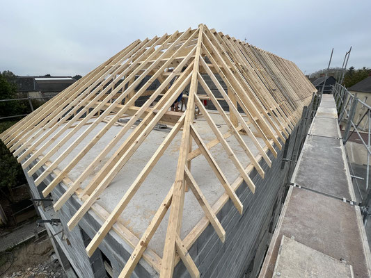 LA NOE BLANCHE : Charpente traditionnelle d'un bâtiment de logements et commerces