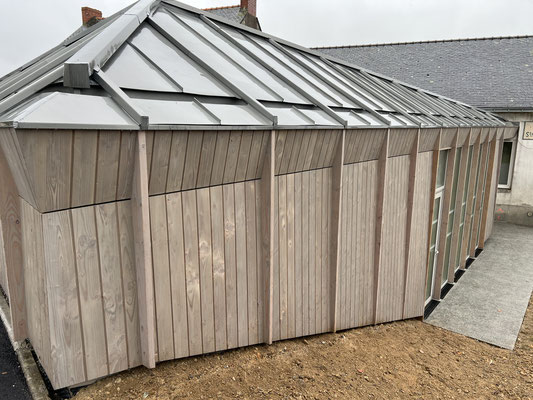 LA CHAPELLE LAUNAY : Extension d'une école, bardage pré-grisé SivalBP Linéa