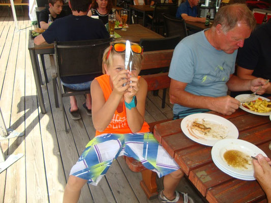 und was nehmen wir zum Essen? Richtig: Besteck!