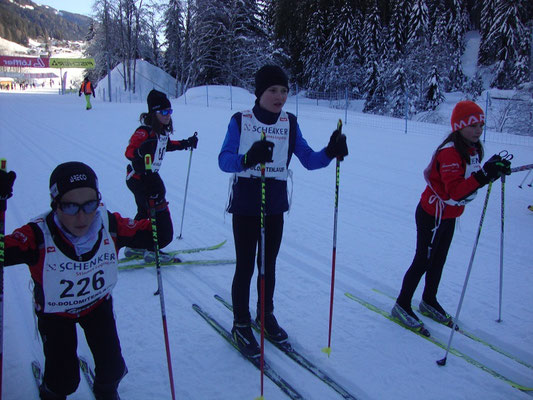 Aufstellen im Dunkel unter dem Obertilliacher Biathlonzentrum