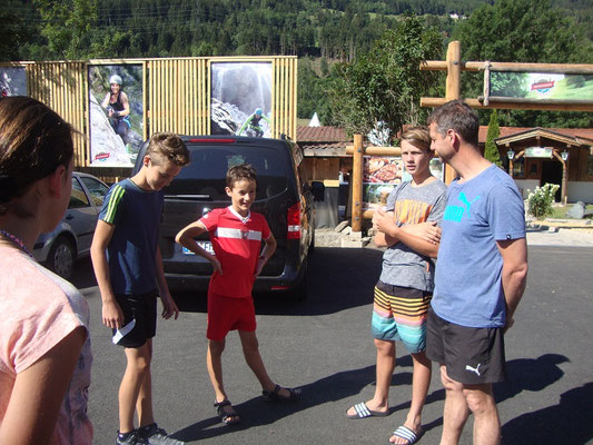 in gespannter Vorfreude vor dem Rafting