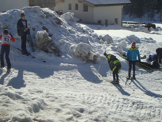 Aufwärmen vor dem Start, auf Skiern...