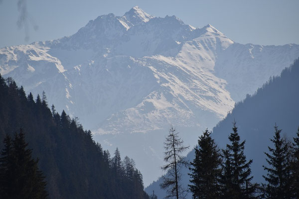 obwohl die Berge noch tief verschneit und...