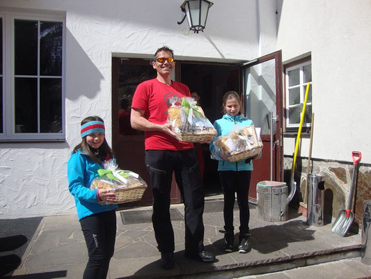 Familie Gliber/Erlsbacher mit Präsenten