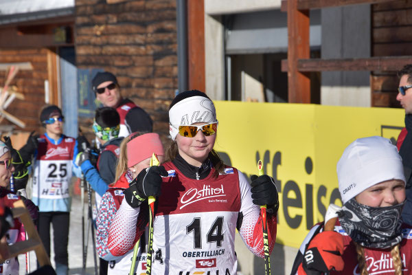 schmunzelnd Richtung Starttor