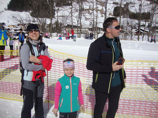 die Familie fiebert dem Zieleinlauf von Sophia entgegen