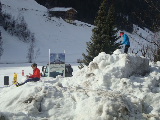 .... während die Kleinen im Schnee spielen