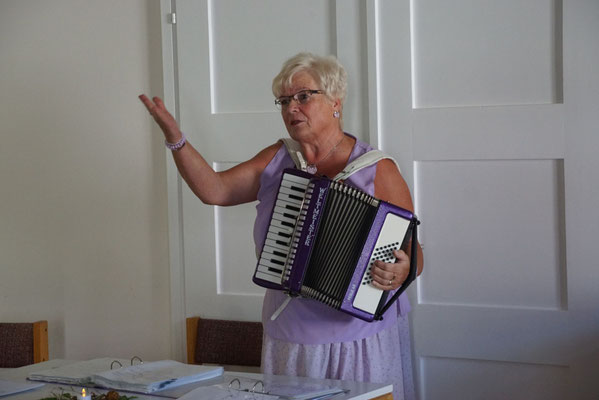 Ines Friedrich am Akkordeon, sie sprach abwechselnd Platt und Hochdeutsch. Foto: Herma Niemann