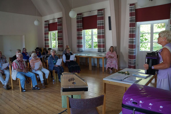 Rund 20 Gäste waren zu dem Mundart-Nachmittag "Unser Harz" in das Gemeindehaus in Bad Grund gekommen. Foto: Herma Niemann