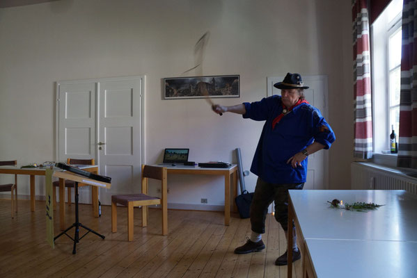 Hans Jürgen Winter zeigt das Peitschenknallen der Fuhrleute. Foto: Herma Niemann