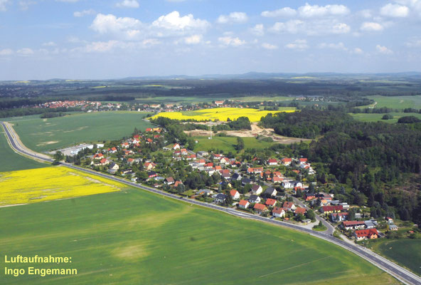 Radeberg, Stadtrandsiedlung Am Taubenberg, dahinter der zu Kleinröhrsdorf gehörende Kiestagebau