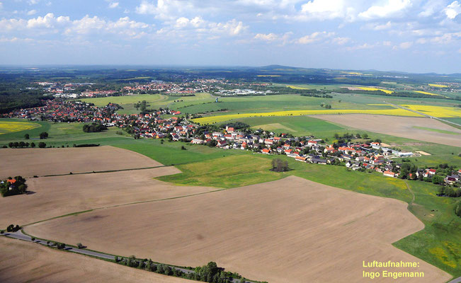 Großerkmannsdorf, dahinter Radeberg. Am Horizont der Keulenberg.