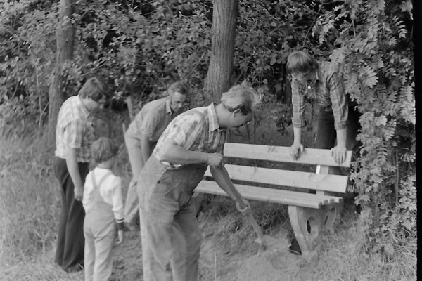 Verkehrsverein Eimen: Aufstellen der ersten Bänke Juli 1981