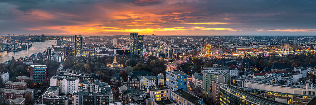 Blick auf Elbe mit Tanzenden Türmen und Dom I · 190 x 60 cm · Leinwand auf Keilrahmen: € 960,- ·  Aludibond: € 1.190,- · Acrylglas auf Aludibond: € 1.390,-  · © Stefan Korff