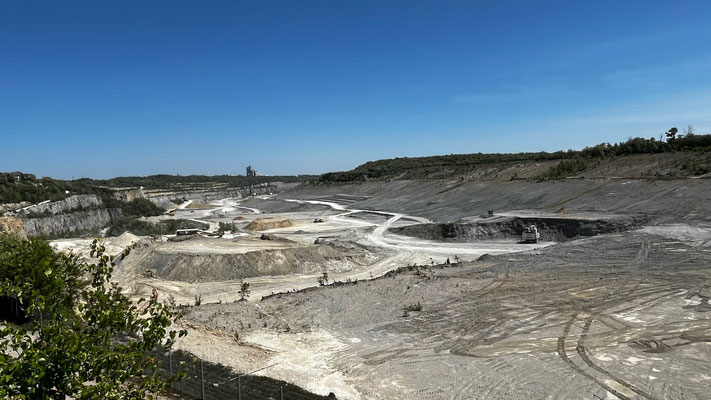 Blick in den Kalksteinabbau