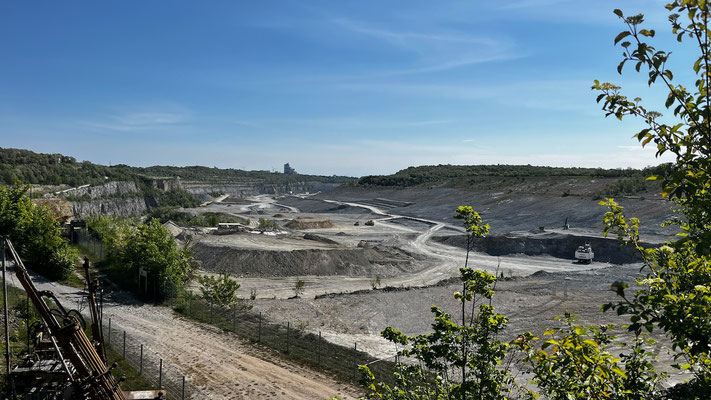 Blick in den Kalksteinabbau