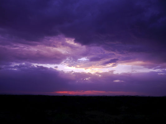 Dunkle Wolken am Abendhimmel