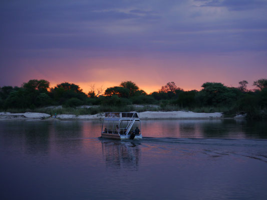 Sundowner Fahrt auf dem Kawango