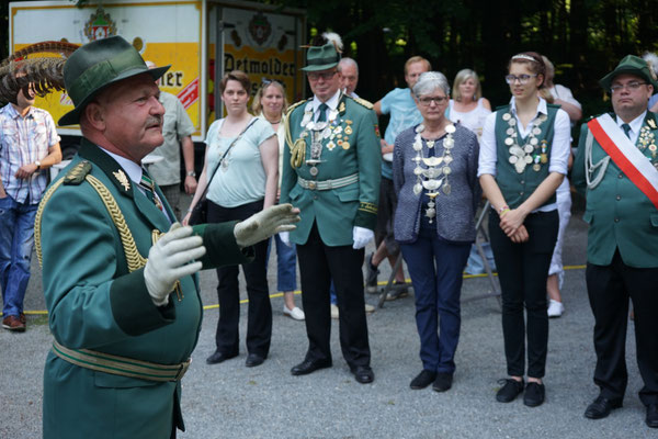 Antreten zur Verkündung der Schießergebnisse.