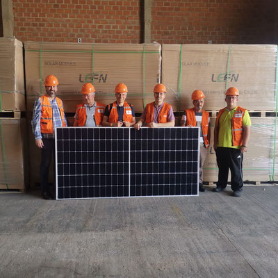 Wir haben über 1.300 große Photovoltaikpannels für unsere Energie-Autarkie importiert
