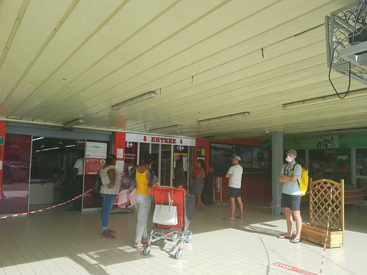 Anstehen am Supermarkt, immerhin gibt es Musik aus den Lautsprechern