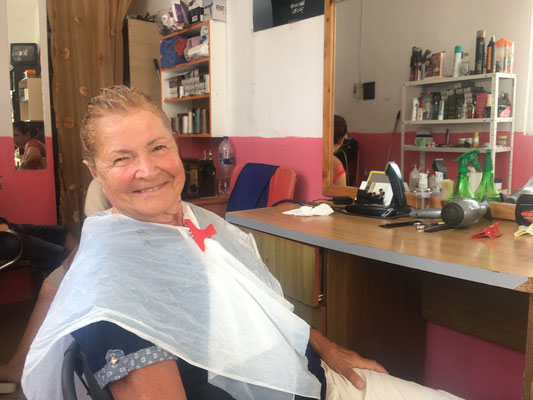 Beim Friseur in HIMARE Albanien